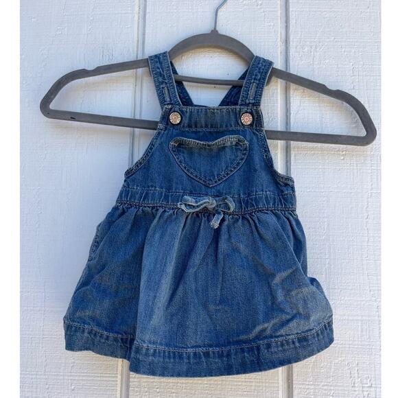 Gap Baby Girls Denim Jumper, Heart Pocket, Adjustable Straps, Sz 6-12 mos - Picture 1 of 3